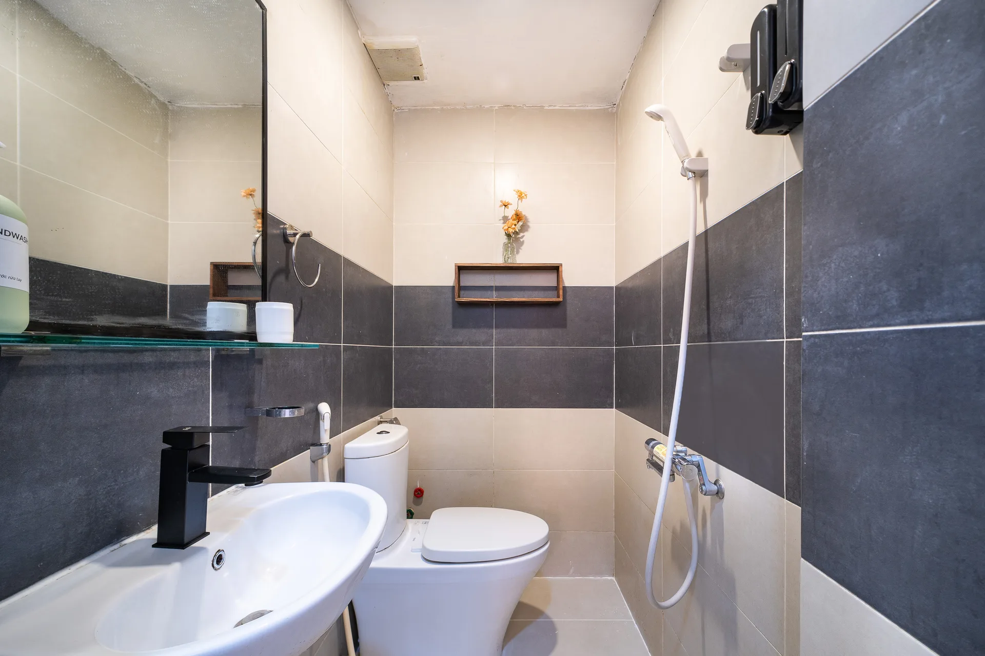 Spacious 2BR in D1 | Next to Zoo & History Museum