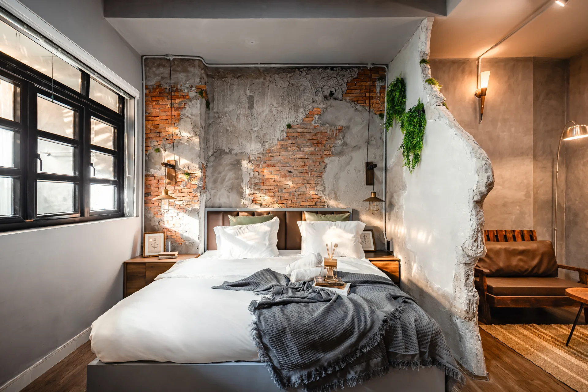Brick & Concrete Suite | Balcony Bathtub
