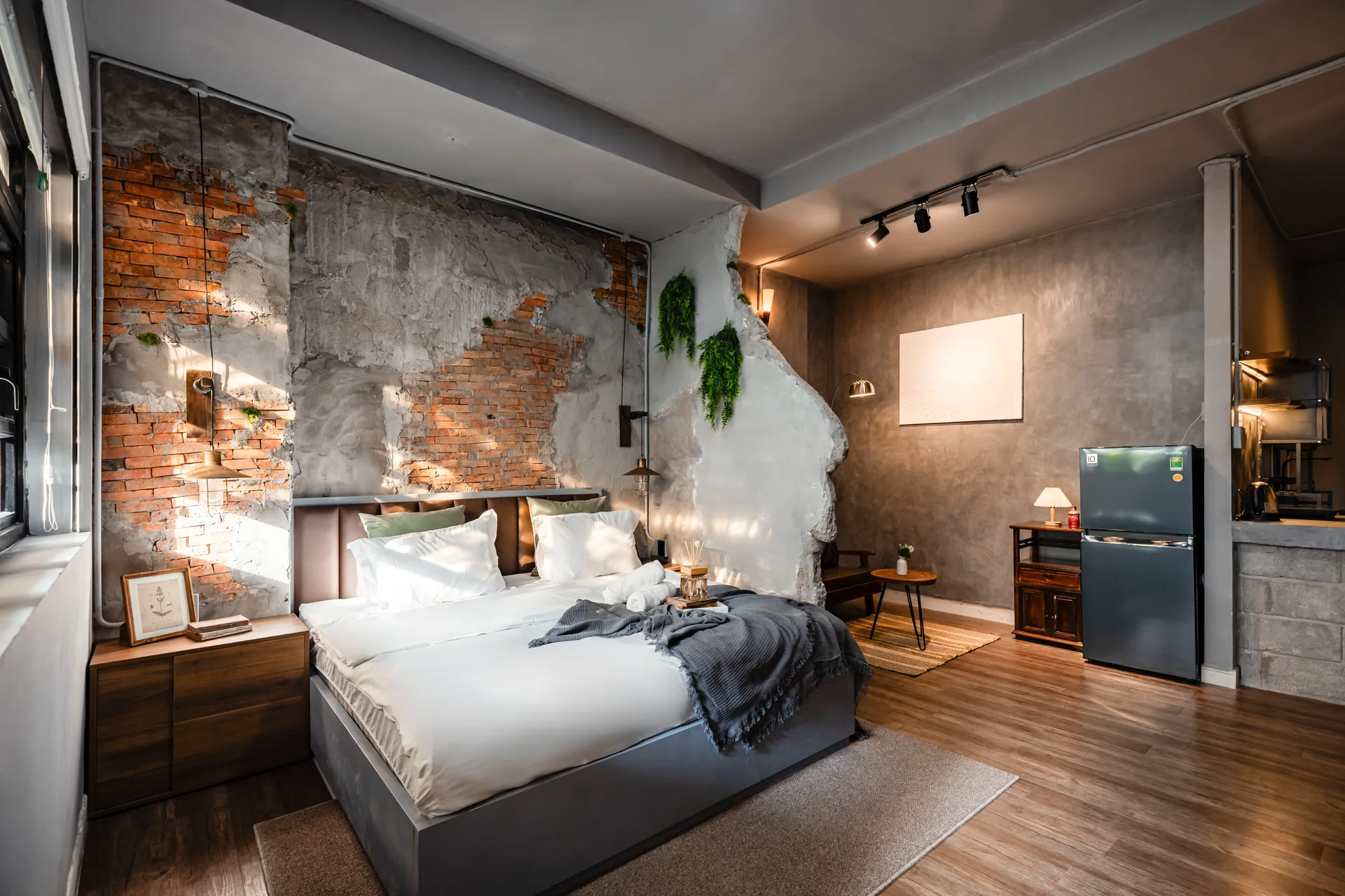 Brick & Concrete Suite | Balcony Bathtub