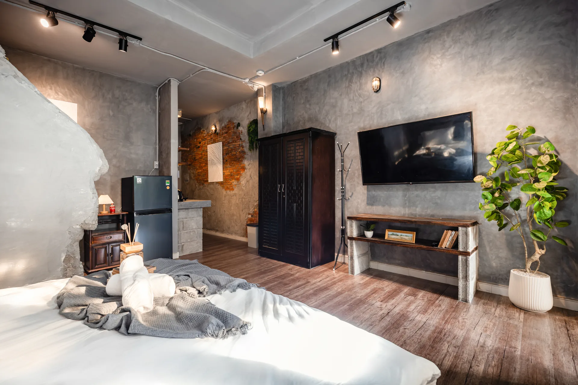 Brick & Concrete Suite | Balcony Bathtub
