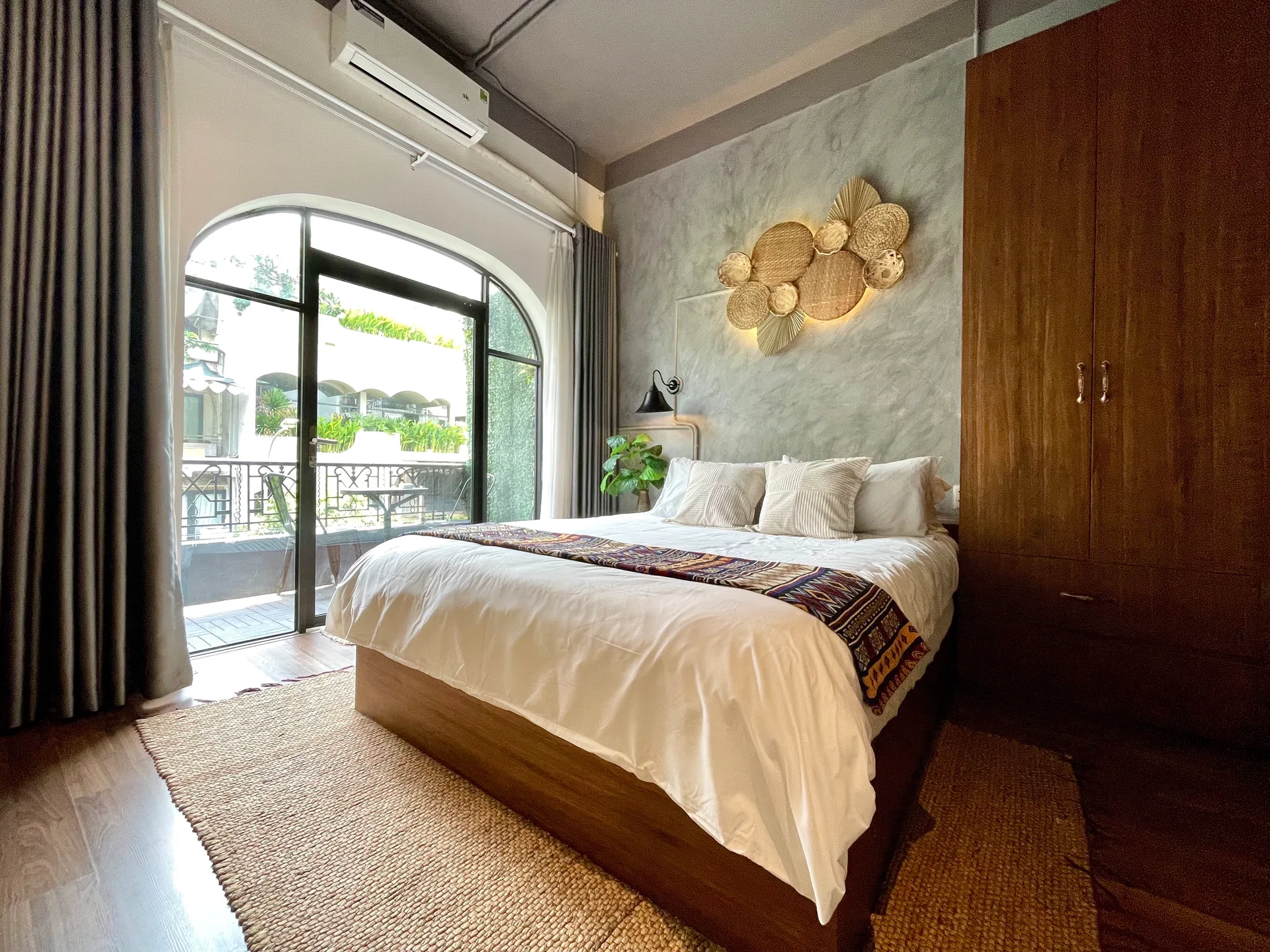 Spacious Stylish Balcony Studio @ Ben Thanh D1