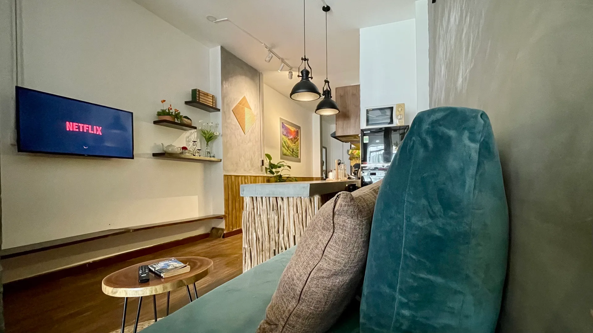 Spacious Stylish Balcony Studio @ Ben Thanh D1